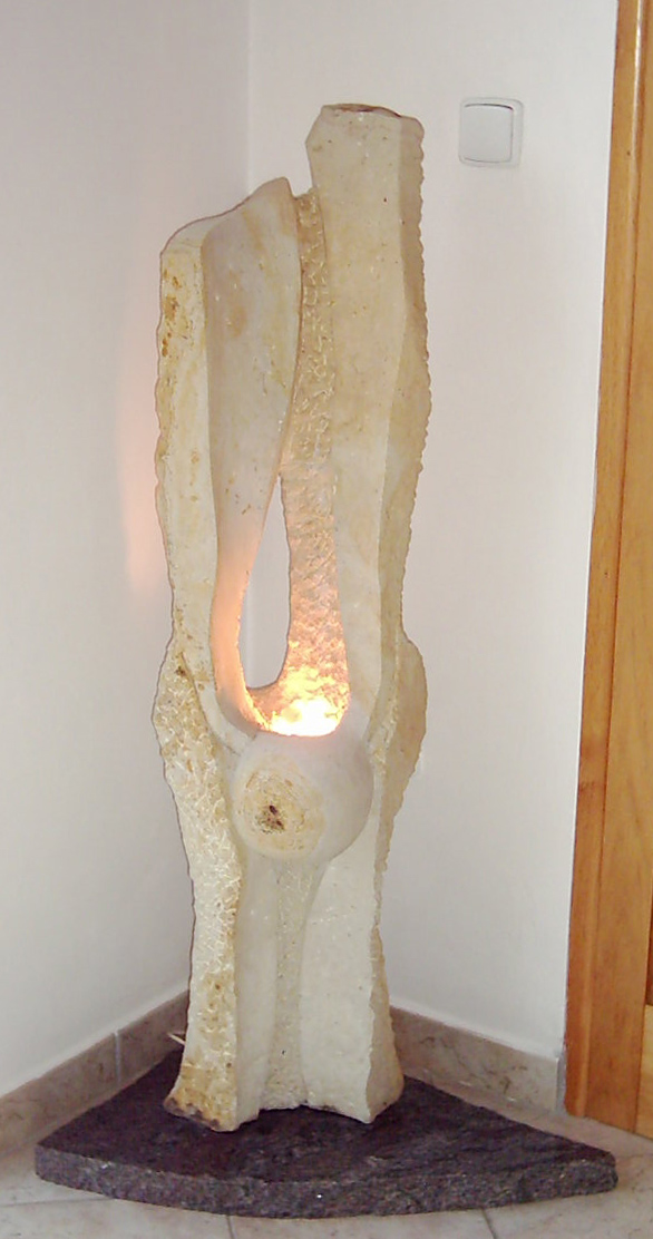 lampa kamen miro pozar socha