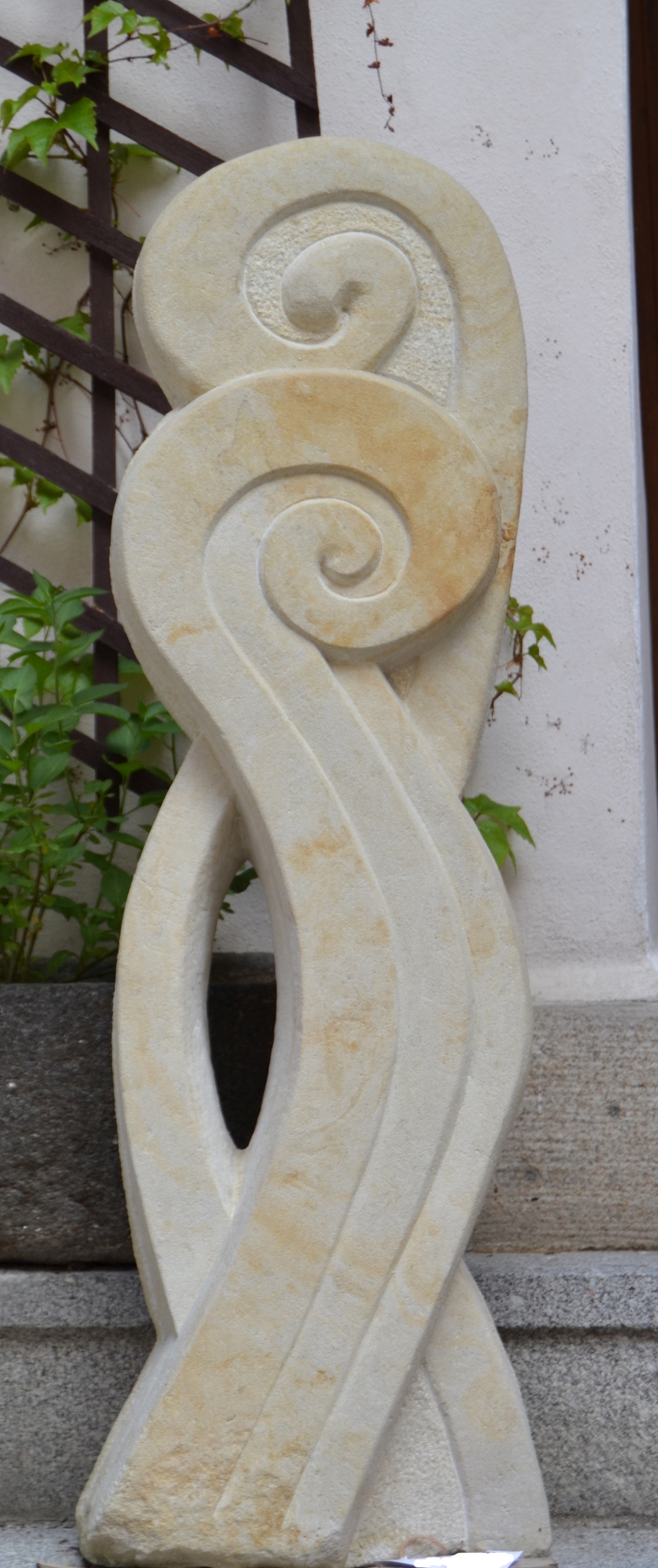 kamen socha miro pozar swirl vlna vlny zlaty andel vystava